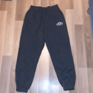 Mörkgråa sköna mjukisbyxor  - Mörkgråa sköna mjukis byxor med tennisrack på