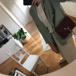 Ljusgrön kavaj strl 38 - Ljusgrön/blå kavaj från Carin Wester strl 38, passar strl S om man vill att den ska sitta oversized 