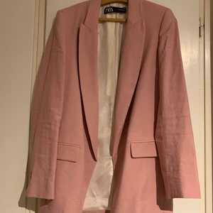 Kavaj - Snygg kavaj från zara i fint skick! Den är lite starkare rosa i verkligheten 💖💖 lång modell