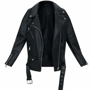 Skinnjacka  - Säljer denna skinnjacka som är bra för vår, höst och vinter om man har en Hoodie under. Använd endast 1 gång. Storlek S, hör av er om ni intresserade! 💕 pris kan även diskuteras 