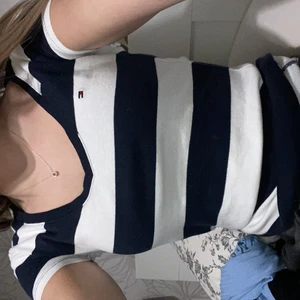 T-shirt  - Randig Tommy hilfiger t-shirt. Använd ett få tal gånger 