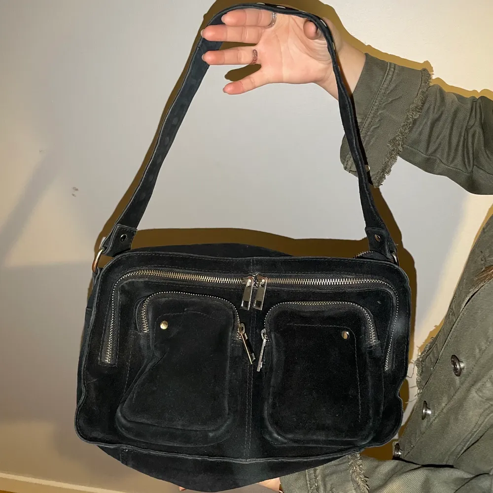 Svarta nunoo väska! Väldigt rymlig, en perfekt skolväska som får plats med iPad och skolböcker!! Köpt för över 1 000 kr minns inte exakt.. Laukut & Käsilaukut.