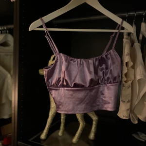 LILA FESTTOPP - Perfekta nyårstoppen! Lila glansig topp från H&M. Storlek S men passar även XS. 10/10 skick. Frakt: 24kr alt 51kr spårbart💛