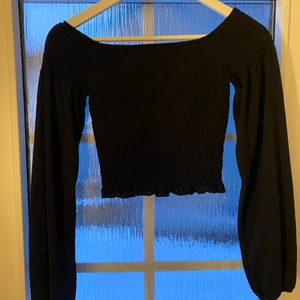 Svart topp  - söt topp från bershka, inga defekter, säljer pga att jag har en annan stil nu :) 
