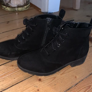 Klackar - Jag säljer dessa super snygga klackarn-/kängorna . Säljer pga dem är för små för mig. Köparen står för frakten. 