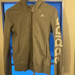 grå Adidas hoodie, knappt använd❣️