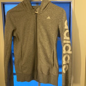 Adidas hoodie  - grå Adidas hoodie, knappt använd❣️