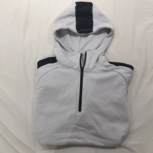 SOC Sweatshirt Strl. S - Sweatshirt från SOC i mycket bra skick, manlig passform. Köpt för ca 6 år sedan, knappt använd. Säljer på grund av att jag ej använder den. Fungerar bra för träning😁