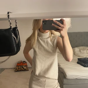 Mjukisset från zara - Säljer detta så mjuka beiga mjukisset då jag tyvärr inte får någon användning för det. Båda delarna är i storlek S. Toppen är helt oanvänd med prislapp kvar, byxorna är använda några gånger och tvättad en gång. Köparen står för frakten på 66kr som är spårbar.💕💕 350kr för hela setet, 416kr inkl frakten 💕