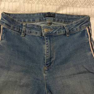 Ett par skinny jeans som har blå/vita sträck på sidorna. Mycket bra skick på byxorna då jag endast använt de 1-2 gånger. Är storlek 36 men kan även passa 38 då de är stretchiga. Kontakta vid frågor eller intresse💕