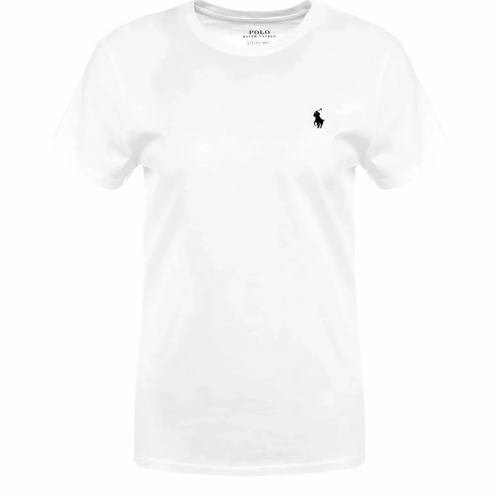 Vit t-shirt med blå Ralph Lauren logga och rundad hals. Inköpspris 579kr, säljs för 150. Simpel t-shirt i bra kvalitet. 100% Bomull . T-shirts.