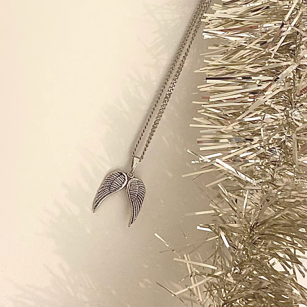 WINGS halsband🕊 Perfekta julklappen till ett syskon🤍 Vingar utan hjärta WINGS 1: 65kr Vingar med hjärta WINGS 2: SÅLD Frakt på 15kr tillkommer🕊🤍✨. Accessoarer.