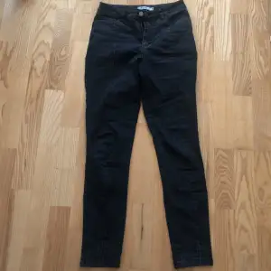 Säljer dessa fina jeans ifrån NAKD i storlek 36 med slits. Använda några få gånger. 