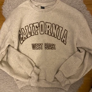 California west coast tröja storlek S - En ny tröja i grå färg med tryck på. Den är använd några gånger men är i fantastisk skick. Passar perfekt till vintern och trendigt. Skriv privat om du är intresserad.