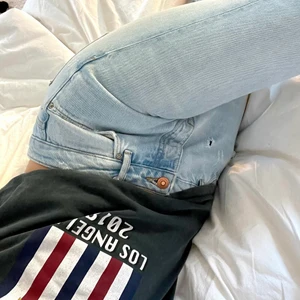 Low Waist Jeans - Low Waist jeans från Mango. Storlek S/M. Andra bild lånad men ungefärlig bild över passform och uppfattning hur de sitter på. För små för mig som har M, om man nu vill få till low waist effekten. I bra skick med slitage på vissa ställen som fanns med vid köp. 
