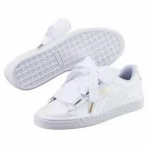 Puma basket sneakers  - Sneakers i stl 38,5. Använda och har tyvärr inte orginalsnörena, men har bytt ut mot sidenband vilket funkar lika bra. Ger dem extra charm, då det gör att variera färg på snörena. 