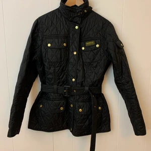 Barbourjacka  - Säljer min jättefina barbourjacka i storlek 38 på grund av att den inte används. Den är väldigt sparsamt använd, nästan i nyskick och har inga defekter.                                            Kostar minst 2000kr i nypris 💗