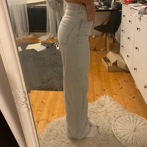 Zara jeans - Säljer dessa långa ljusblå zara jeans (är 175), de har bara används en gång, köparen står för frakten🤍🤍