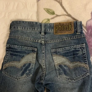 Coola jeans - Assnygga jeans från phink som tyvärr är för små. Har coola detaljer på baksidan. Det står att de är i 164 men har sytt in de i midjan så de är mindre än så fast samma längd. Är låga i midjan. Fråga för fler bilder:)