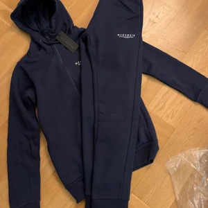 McKenzie dress strl Herr xs ny - Mörkblå McKenzie dress helt ny. Endast uppackad. Köpt från JDsport.  