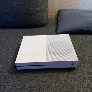 Xbox one s - Ett Xbox one s, säljes för jag ej spelar längre.                                Båda kontrollerna funkar felfritt och det finns inga klistermärken eller så på konsolen, låda finns kvar.                          Spel som fås med är FIFA 20, for honor, the crew 2, No mans sky, overwatch