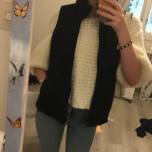 Svart väst - Säljer min svarta väst från TCM. Den har fickor och passar höst/vår. Jättefin men behöver den inte men tycker att den ska komma till användning. Säljer tröjan också ifall ni går in och checkar mitt flöde 🤩 