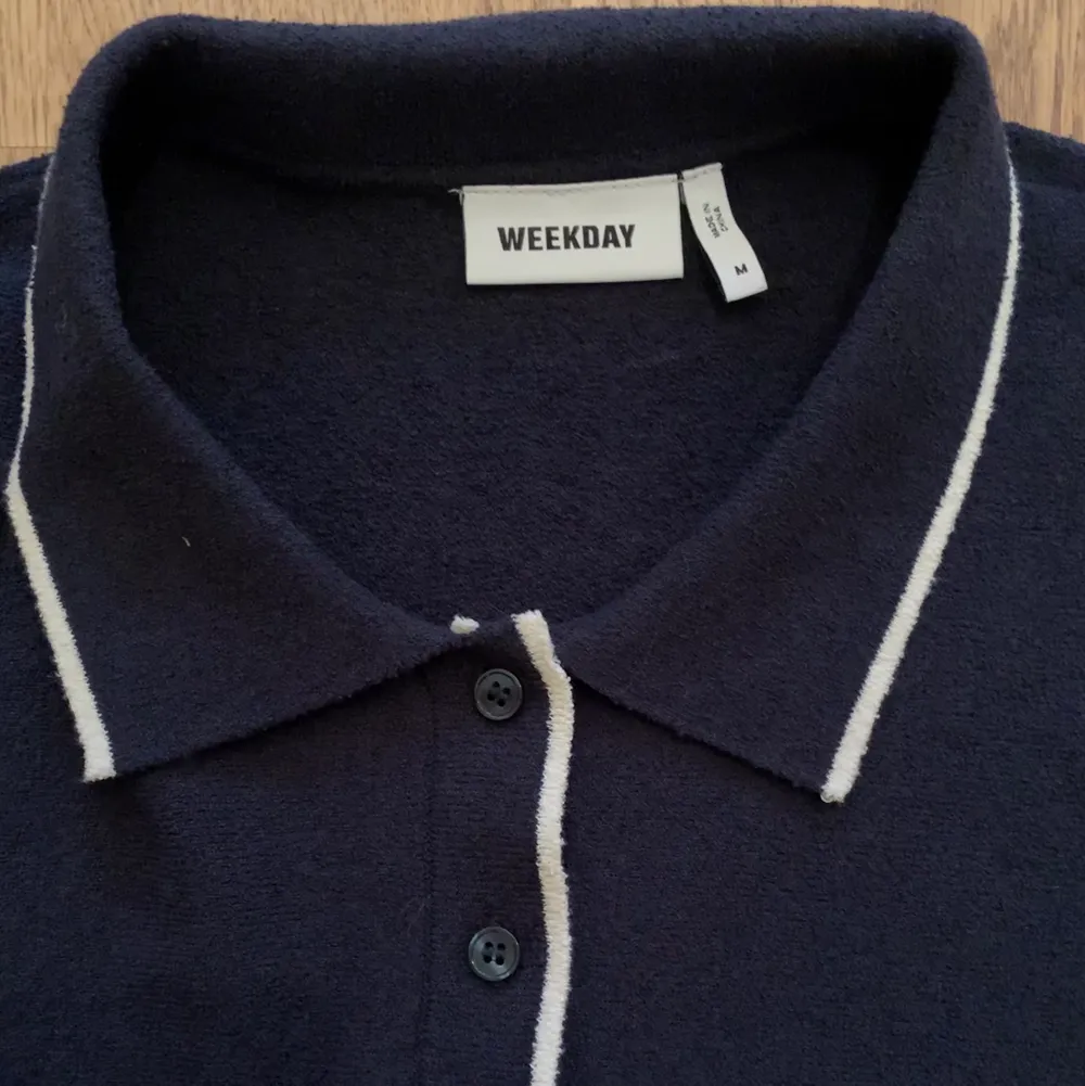 Mörkblå tröja med krage från Weekday. Aldrig använd! Skicka meddelande för fler bilder. Tröjor & Koftor.