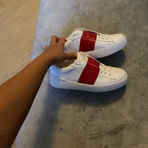 Skor - Valentino skor (antagligen ej äkta) i storlek 36 men passar även 37. Köp direkt för 1000, kan tänka mig gå ner i pris vid snabb affär. Aldrig använda förutom på bilden