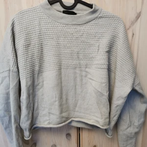 Finstickad tröja tiger of sweden  - Finstickad croppad tröja från Tiger of Sweden, storlek S. 50% ull. Köparen står för frakten ☺️