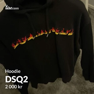 Dsq2 hoodie - Dsquared tröja som passar lite mindre L elr stor M Tröjan är köpt från farfetch Nästan aldrig använd Perfekt skicka 9/10 Jätte fin tröja som passar till vardagen eller tillomed med en mjukis Pris 2000kr  Nypris 4000kr 