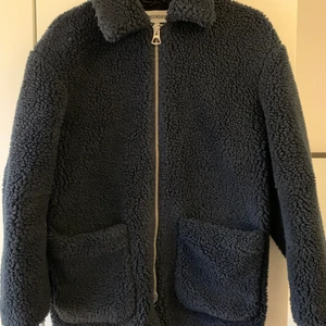 Teddy jacka - Teddyjacka från weekday, sparsamt använd. Storlek xs 