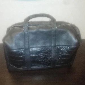 Rymlig handväska  - Rymlig välanvänd handväska i begagnat skick. Lite repor på handtaget men inget som märks av. Fler bilder kan skickas vid intresse. 