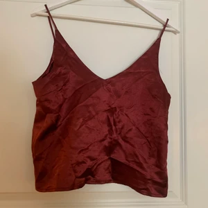 Linne - Vinröd - Vinrött linne i storlek 34 från Ginatricot. Finns i Mölndal/Göteborg eller skickas med Postnord, köparen står för frakten.