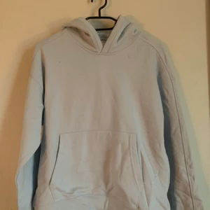 Hoodie - Säljer denna blåa hoodien från zara, aldrig använd💓💗💓💗
