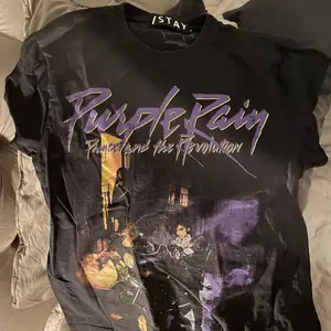 Säljer tshirt med purple rain tryck!