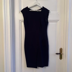 Marinblå Tiger klänning  - Dressad marinblå klänning i mjukt material och följsam passform 