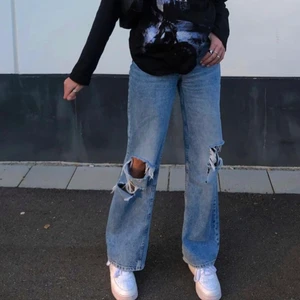 Bershka jeans - Blåa 90s jeans från bershka med slitningar. Köpta för 400kr. Köparen står för frakt. Frågor, fler bilder, intresse skriv till mig privat💕