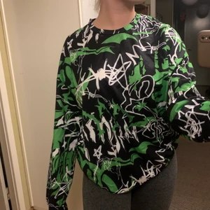 Tröja - Storlek S men oversize som ni ser på bilden. 💕