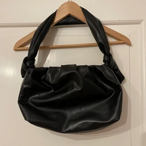 SVART VÄSKA från H&M  - 🖤SVART ”SKINN”Väska från H&M i polyester, stort fack samt ett relativt stort innerfack, använd ett fåtal gånger. 🖤