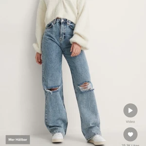 Nakd jeans - Blåa jeans med slitningar från nakd. För referens är jag 175cm. Frakten står köparen för. För frågor, vid intresse eller egna bilder skriv privat💕(köpta för 499kr) 