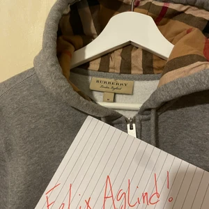 Burberry hoodie check print  - Denna sjukt stiliga och mysiga hoodien i storlek medium! Har använt den i ca 6 månader med inga skador eller liknande! 
