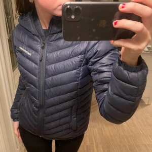 Peak performance jacka, mörk marinblå, S - Superfin Peak performance jacka, mörk marinblå modell w frost dh, storlek small. Superfint skick, inköpt på Stadium för 2799k kr, men inte använt så mycket sedan köp.   Säljes för 1 000 kr inkl spårbart frakt.