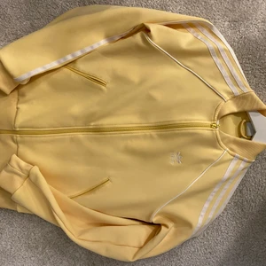 Ljusgul Adidas tröja  - Ljusgul adidas tröja. Använd 1 gång. 