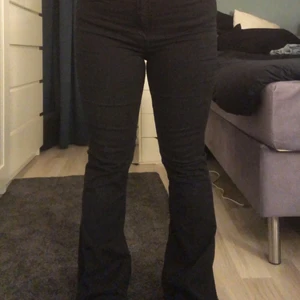 Svarta bootscats jeance  - Svarta jeance från Gina tricot st38