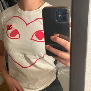 Cdg play t-shirt - T-shirt från comme des garcons play. Säljer då den inte kommer till användning längre, använd ganska mycket men inga fel på den ☺️ skitsnygg modell, sitter lite tajt. Skriv för fler bilder!