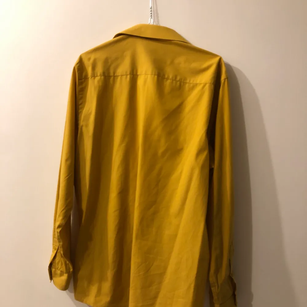 Nice Oversized yellow shirt size S. Unisex and very comfortable to wear and easy to wash. The person on the picture is 169cm.. Skjortor.