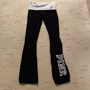 Leggings från PINK - Yogapants från pink. Säljs inte längre. Storlek XS. Vikbara vid midjan!