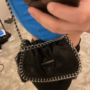 Kjedje väska - Säljer jättefin stellamarcartine liknade väska. Den är lite sliten på fästena som håller upp kjedjan annars jättebra skick 💕💕 passar verkligen till allt