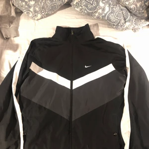 Nike vintage jacka - Översnygg vintage vindjacka från nike. Mina föräldrar köpte den i usa för 25 år sen och har använts få få gånger sedan dess, inga flaws över huvudtaget. Kan användas för både kille och tjej! Storlek L men passar lätt M och även S om man vill ha lite lite baggie. Super bra skick