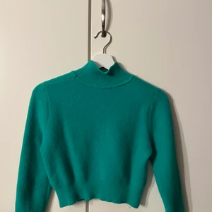 Grön stickad tröja med krage från zara - Köpt för 359kr på zara i storlek S. Väldigt skönt material men kommer inte till användning. Passar perfekt till våren